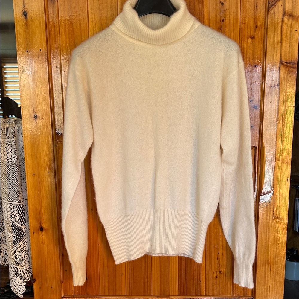 Women's White Cashmere Turtleneck Sweater